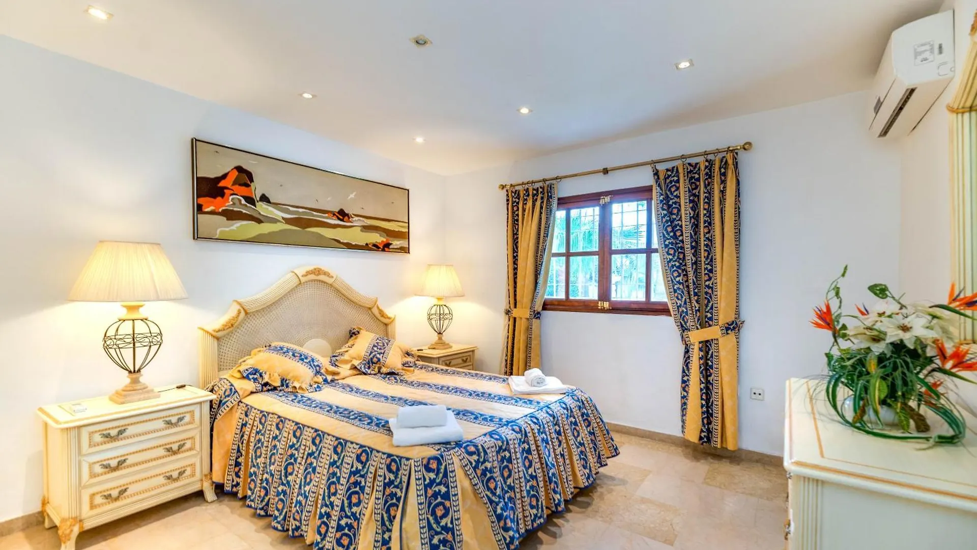 Lovely Villa Las Palmeras contacts